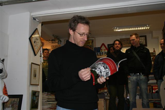 'Mr. Horror' Jan Doense ontving het eerste exemplaar van Bloeddorst #1 op de releaseparty, maart 2007.